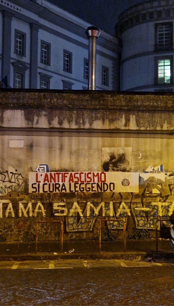 “L’antifascismo si cura leggendo” è il testo degli striscioni apparsi in decine di città italiane,a firma CP “L’antifascismo si cura leggendo” è il testo degli striscioni apparsi in decine di città italiane,a firma CP