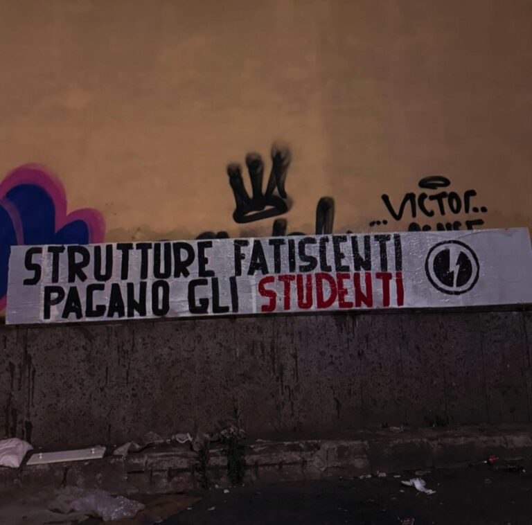 BLOCCO STUDENTESCO NAPOLI: STRUTTURE FATISCENTI, PAGANO GLI STUDENTI. BLOCCO STUDENTESCO NAPOLI: STRUTTURE FATISCENTI, PAGANO GLI STUDENTI.